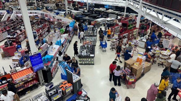 Shoppers line up outside BrandsMart USA for Black Friday deals – NBC 6 South Florida