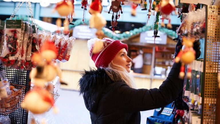 Is Christkindlmarket cash only? – NBC Chicago