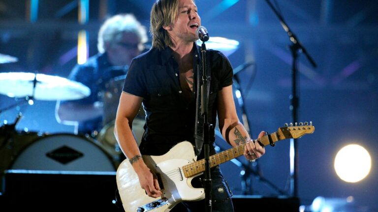 Keith Urban announces major 2025 world tour with stop in Chicago – NBC Chicago