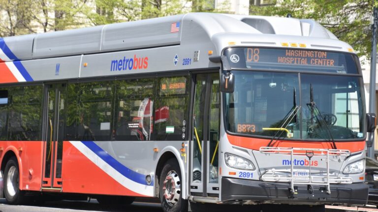 Metro officer stabbed while arresting suspected fare evader – NBC4 Washington