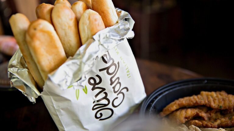 Olive Garden customer finds mysterious letters on breadstick – NBC4 Washington